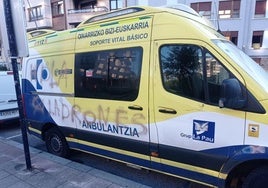 Ambulancia pintada esta mañana en Bermeo con la palabra 'ladrones'.