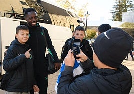 Iñaki Williams se fotografía con jóvenes hinchas del equipo búlgaro a su llegada ayer al hotel de concentración rojiblanco.
