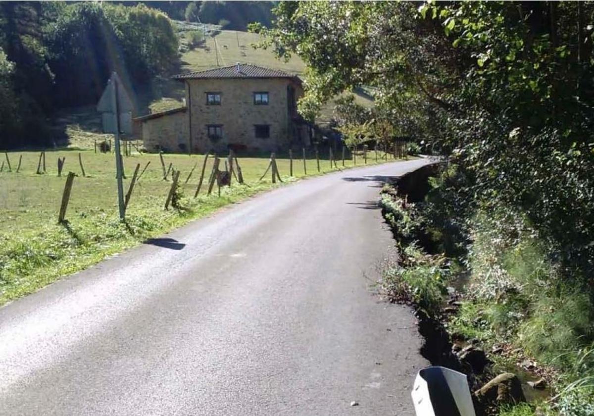 El proyecto de reparación incluye la renovación de la tubería de pluviales ubicada bajo el camino, que contribuirá a una mejor gestión de las aguas de lluvia en la zona.