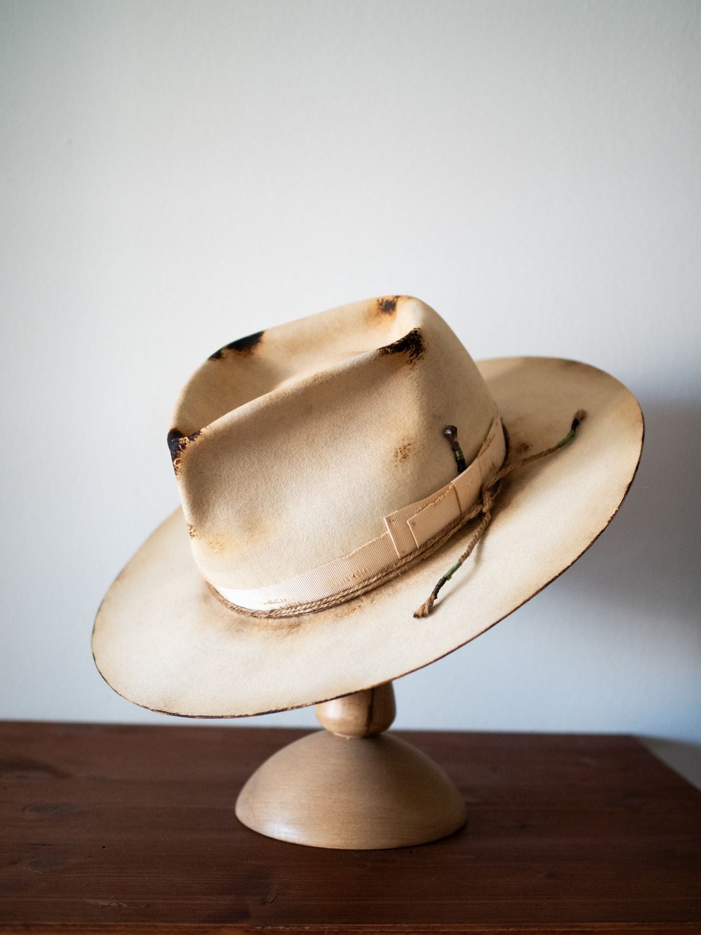 Julen, el bailarín de Bermeo que hace los sombreros más originales