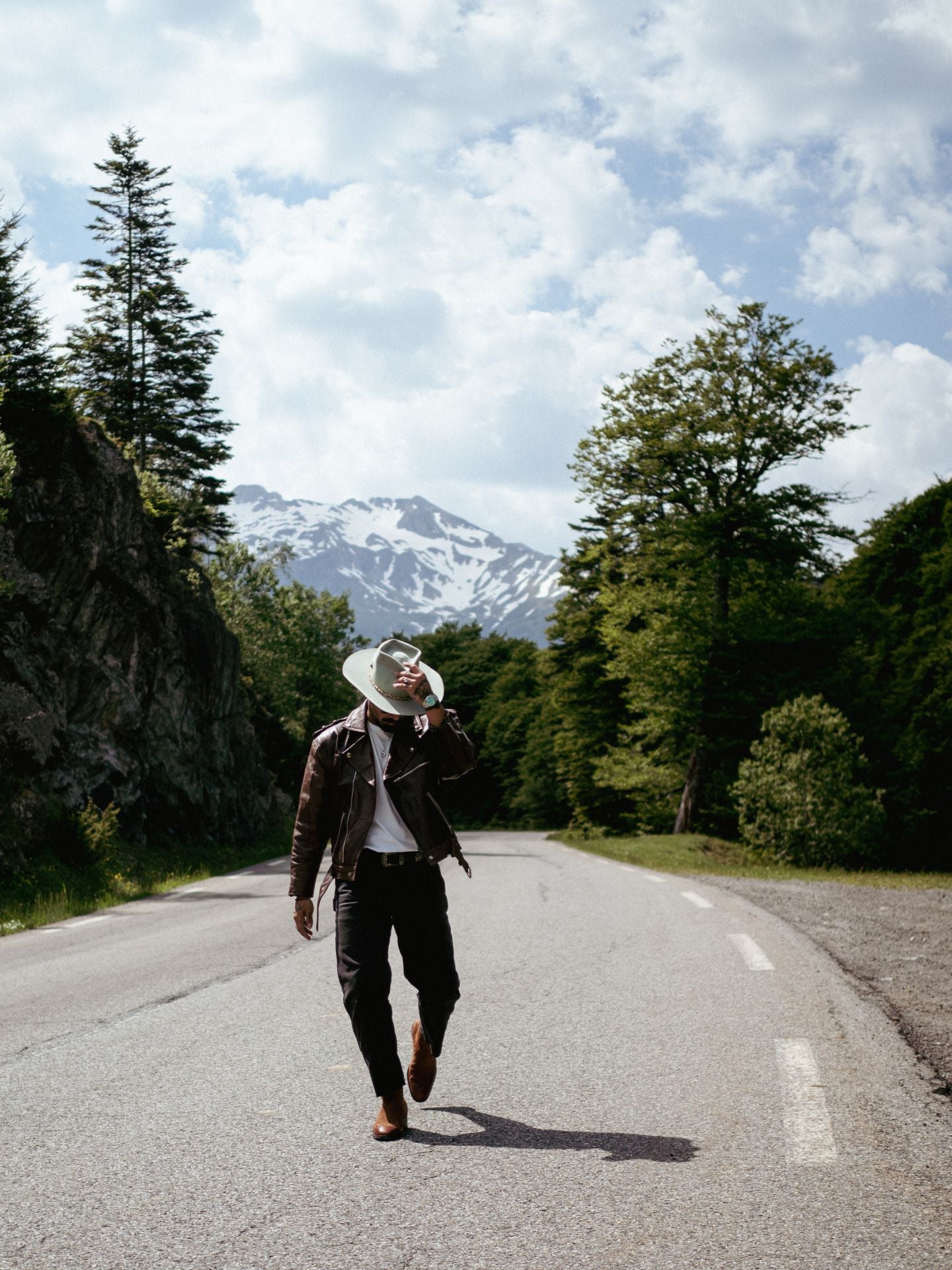 Julen, el bailarín de Bermeo que hace los sombreros más originales