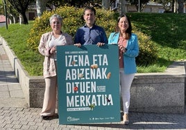 Olatz Urkiza, presidenta de la agencia de desarrollo rural Gorbeialde; Asier Iragorri, alcalde de Basauri, e Isabel Cadaval, concejala de Comercio.