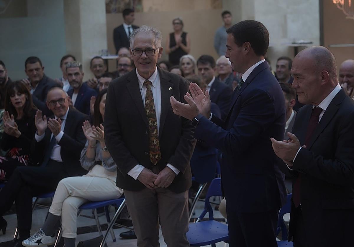 Joaquín Gorrochategui recibe el aplauso del lehendakari Pradales y del consejero Juan Ignacio Pérez.