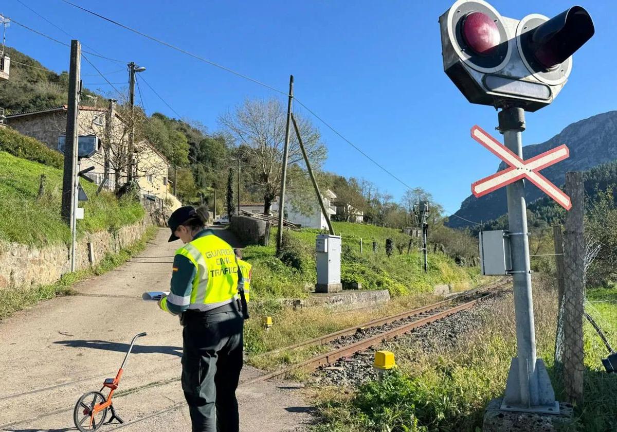 Un hombre de 74 años muere arrollado por un tren de la línea Bilbao-Santander en un paso a nivel