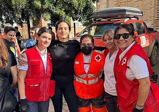 Rosalía junto a voluntarias de la Cruz Roja.