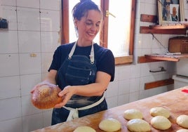 La panadera Aida Fuentes elabora 'panquemao', dulce típico de Valencia, y lo vende en comercios de Bilbao para ayudar a las víctimas de la DANA.