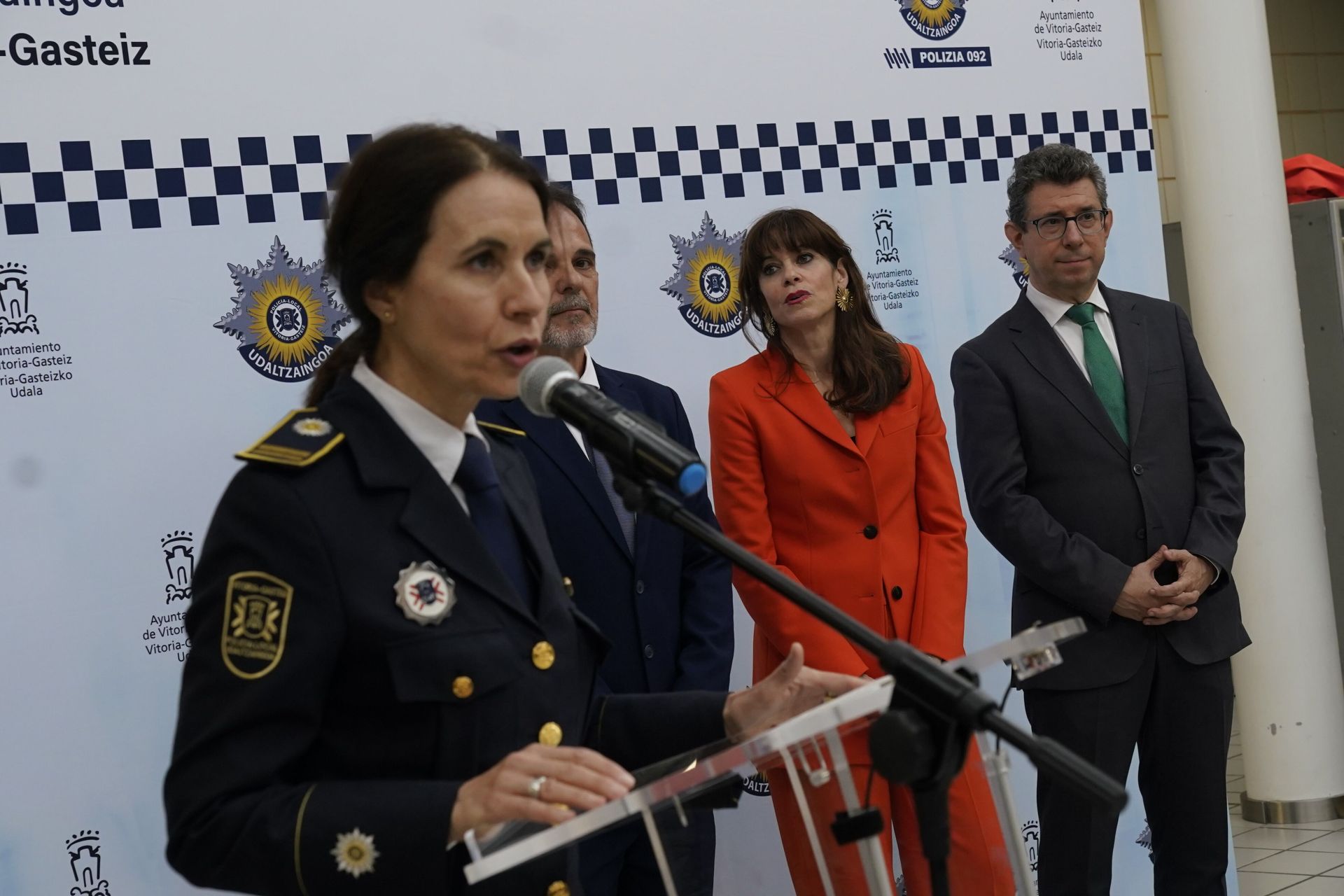 Marian Vidaurre habla en presencia de Etxebarria y Gurtubai.