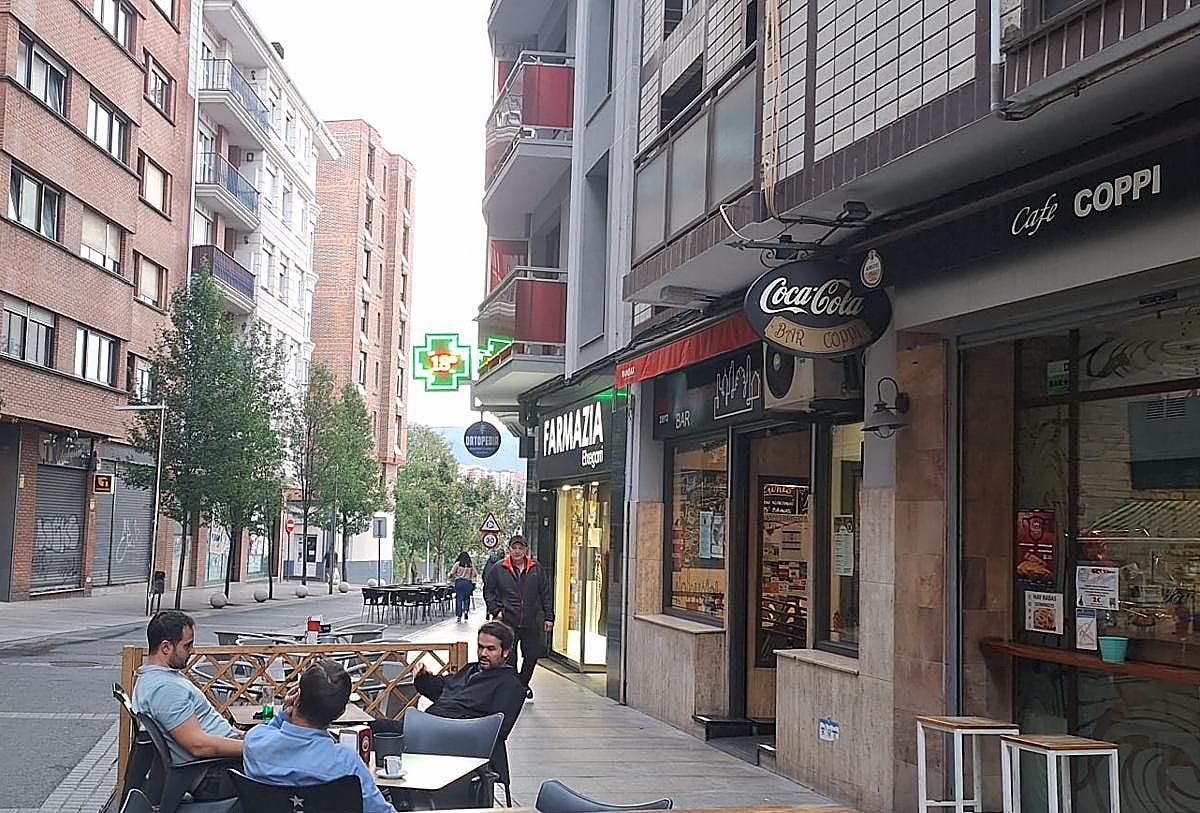 Comercios de la calle Etxegorri en el barrio de Astrabudua, en Erandio.