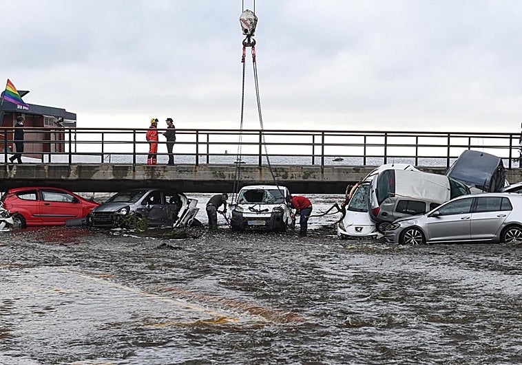 Una riada en Cadaqués arrastra una treintena de coches durante una tromba de agua esta madrugada