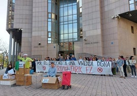 Colectivos sociales y sindicales a las puertas del juzgado de Barakaldo.