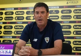 Imanol de la Sota, entrenador del Barakaldo, en la sala de prensa de Lasesarre.