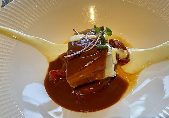 Bacalao Brigitte (de las islas Feroe o Islandia), de una tersura y terneza características, con una certera y sutil salsa vizcaína.