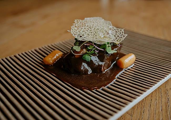 Lomo de ciervo servido sangrante que se ha asado en parrilla de carbón, con un puré de castañas y compota casera.