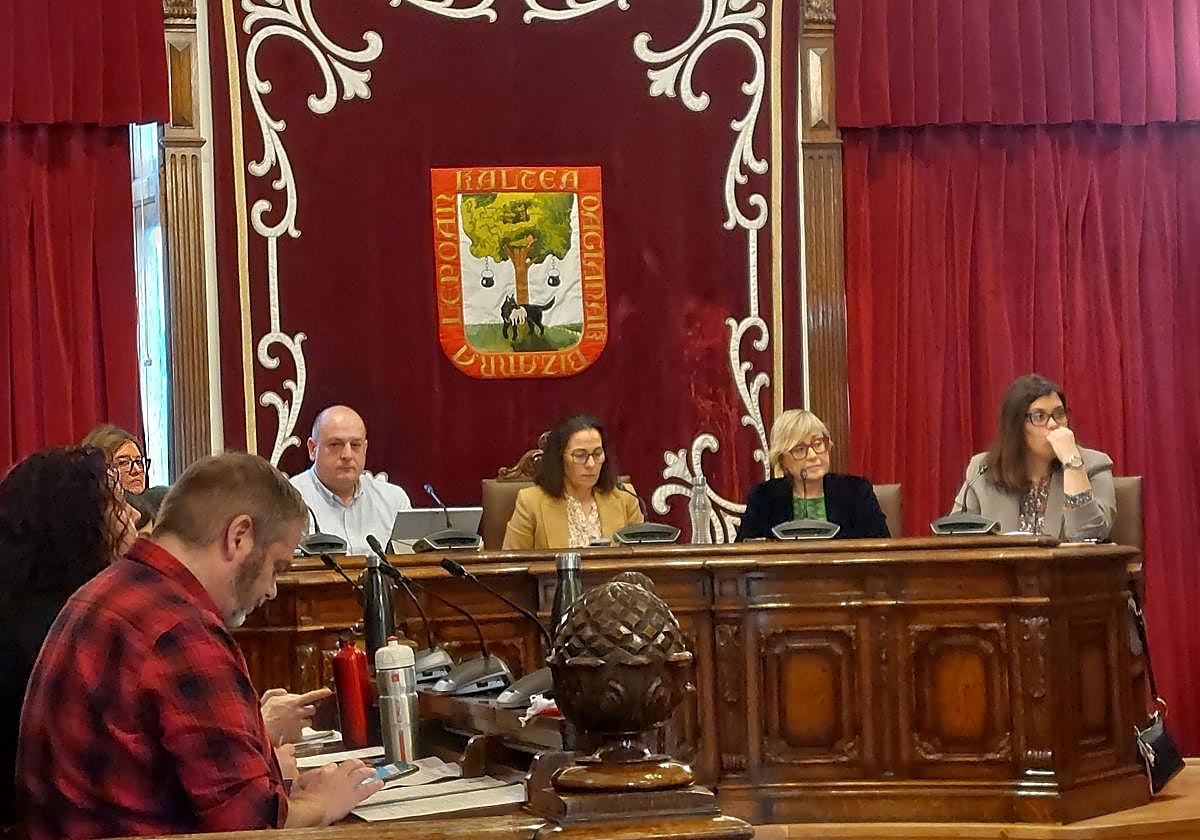 La alcaldesa, Amaia Agirre, en el centro, y a su derecha Inaxio Uriarte, concejal de Personal y Organización.