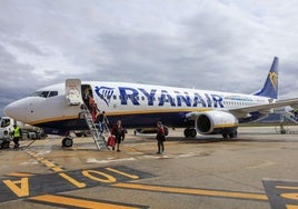 Un avión de la aerolínea irlandesa en la pista vitoriana.