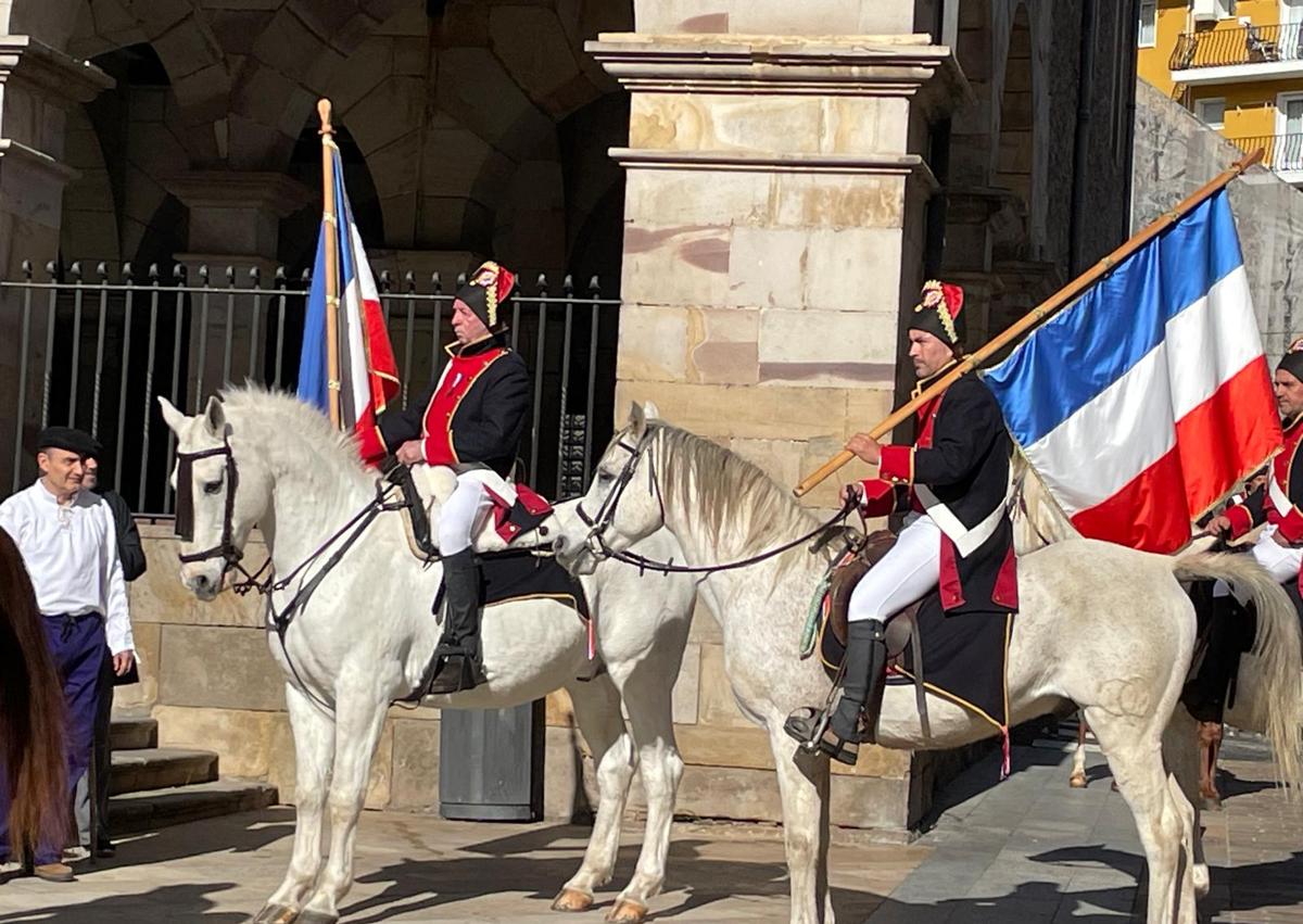 Imagen secundaria 1 - Los franceses, montados en caballos y con sus uniformes, irrumpen en la plaza San Severino, donde se encuentra el Consistorio. Abajo, los habitantes reunidos antes de la recreación.