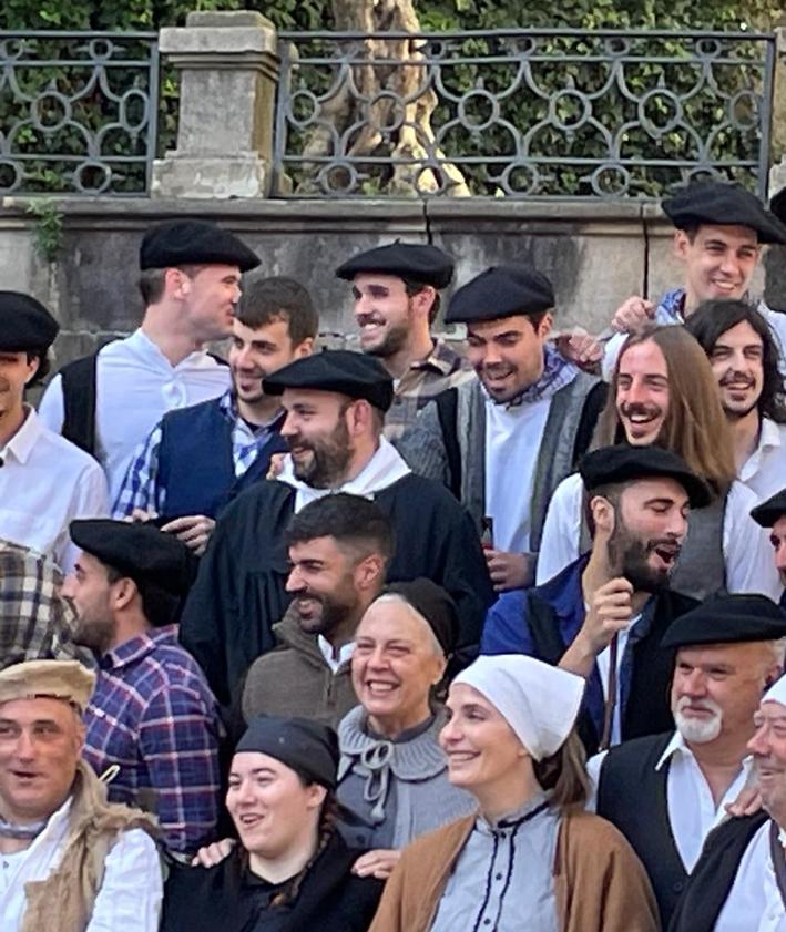 Imagen secundaria 2 - Los franceses, montados en caballos y con sus uniformes, irrumpen en la plaza San Severino, donde se encuentra el Consistorio. Abajo, los habitantes reunidos antes de la recreación.