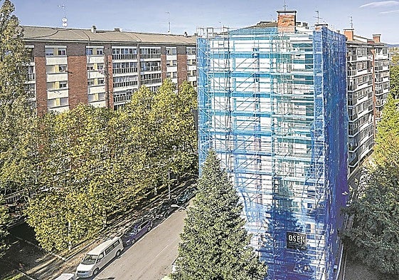 Un andamio cubre un bloque de viviendas sometido a obras de rehabilitación en el barrio de Zaramaga.