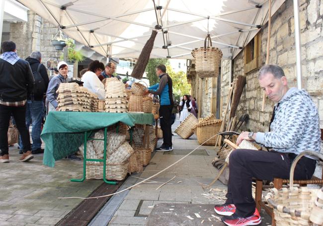 El puesto de los artesanos hermanos Azurmendi en la Feria de San Martin.