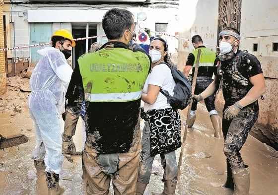 Volcados. Efectivos policiales vizcaínos colaboran desde los primeros días en la limpieza de las calles de los municipios arrasados por la dana.