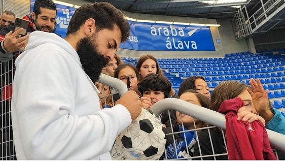 Asier Villalibre firma una gorra con forma de balón.