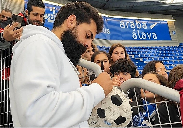 Asier Villalibre firma una gorra con forma de balón.