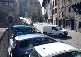 Coches como estos deberán tener autorización para entrar en el Casco Viejo.