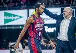 Pablo Laso gesticula mientras Forrest, autor de 17 puntos, se dirige hacia el banquillo baskonista del Buesa Arena.