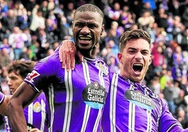 Sylla, a la izquierda, celebra un gol con Lucas Rosa.