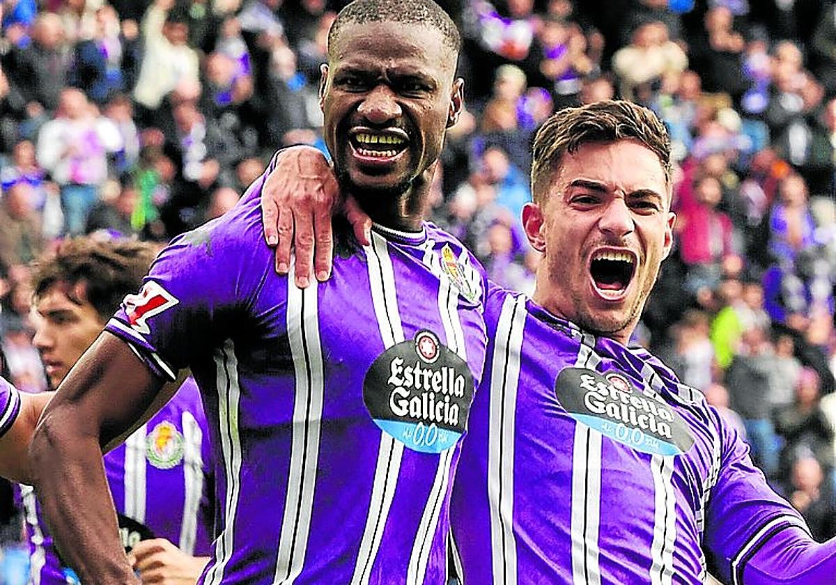 Sylla, a la izquierda, celebra un gol con Lucas Rosa.