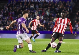 El defensa del Athletic Adama Boiro juega un balón ante Raúl Moro, del Valladolid.