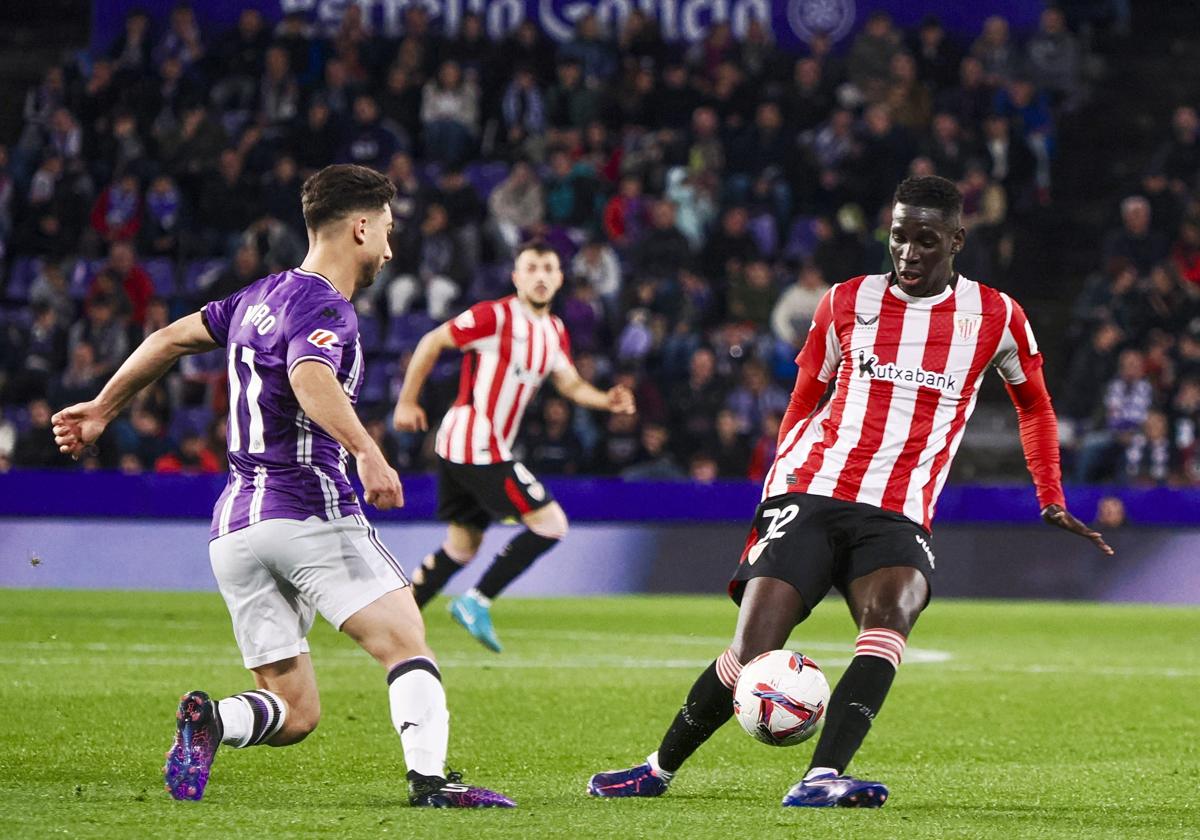 El defensa del Athletic Adama Boiro juega un balón ante Raúl Moro, del Valladolid.