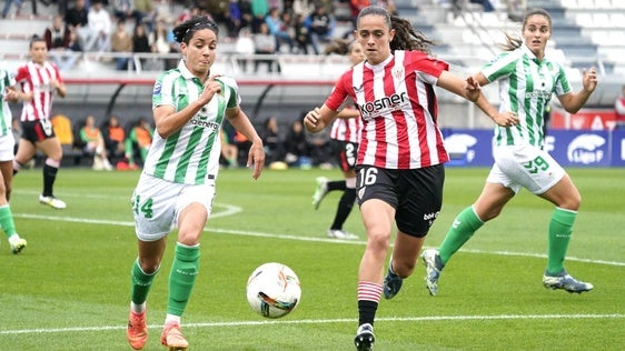 Las jugadoras rojiblancas fueron superiores al Betis en Lezama.