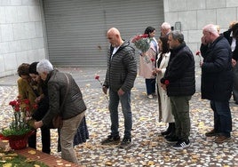 En el acto, se ha procedido a colocar las flores frente al monolito en Ezkurdi.