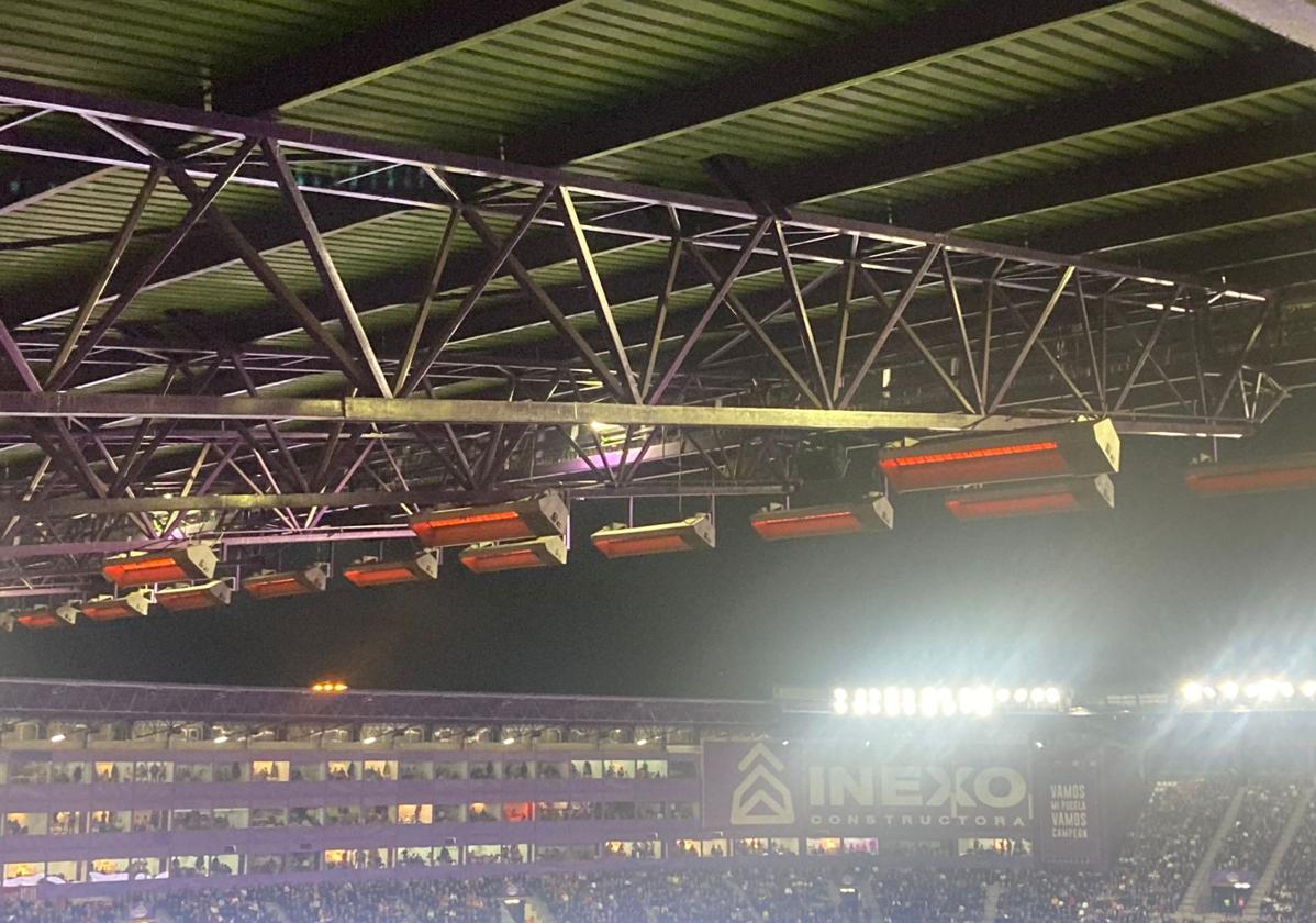 Las estufas encendidas en la tribuna principal del estadio de Valladolid.