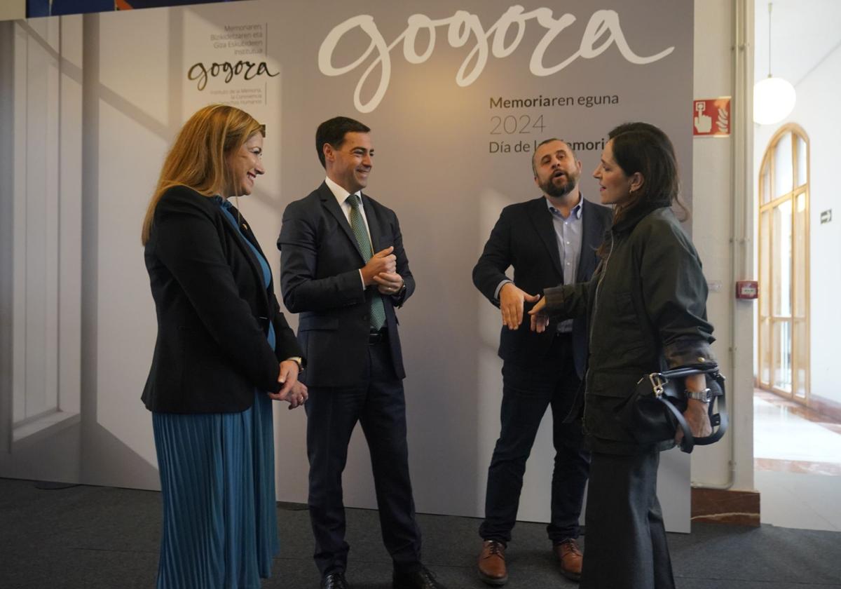 María Jesús San José, Imanol Pradales, Alberto Alonso y Bakarxto Tejeria, en el Día de la Memoria en Vitoria.