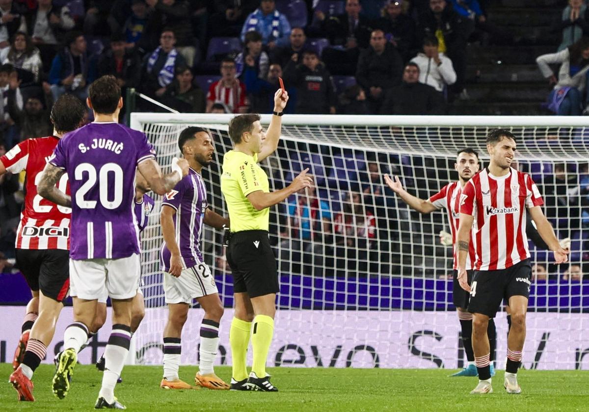 El árbitro Alberola Rojas muestra tarjeta roja a Beñat Prados, del Athletic.