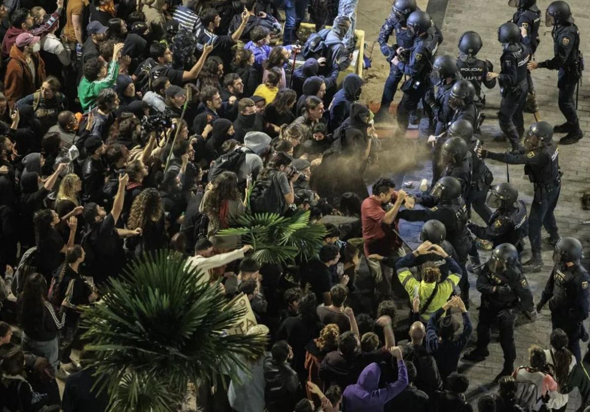 31 policías heridos en los altercados de la manifestación de Valencia