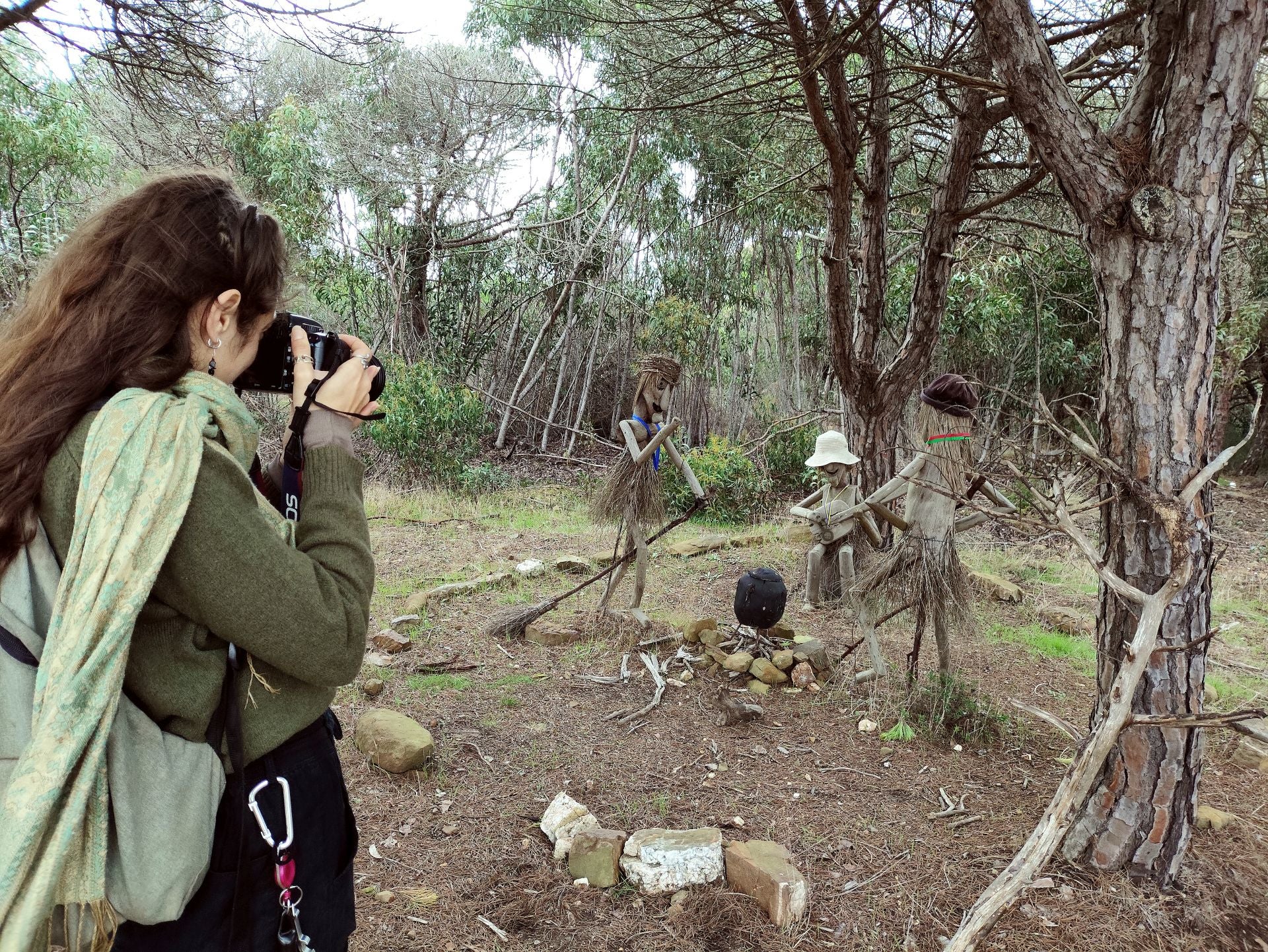 Una senderista hace fotos en el Passeio das Figuras