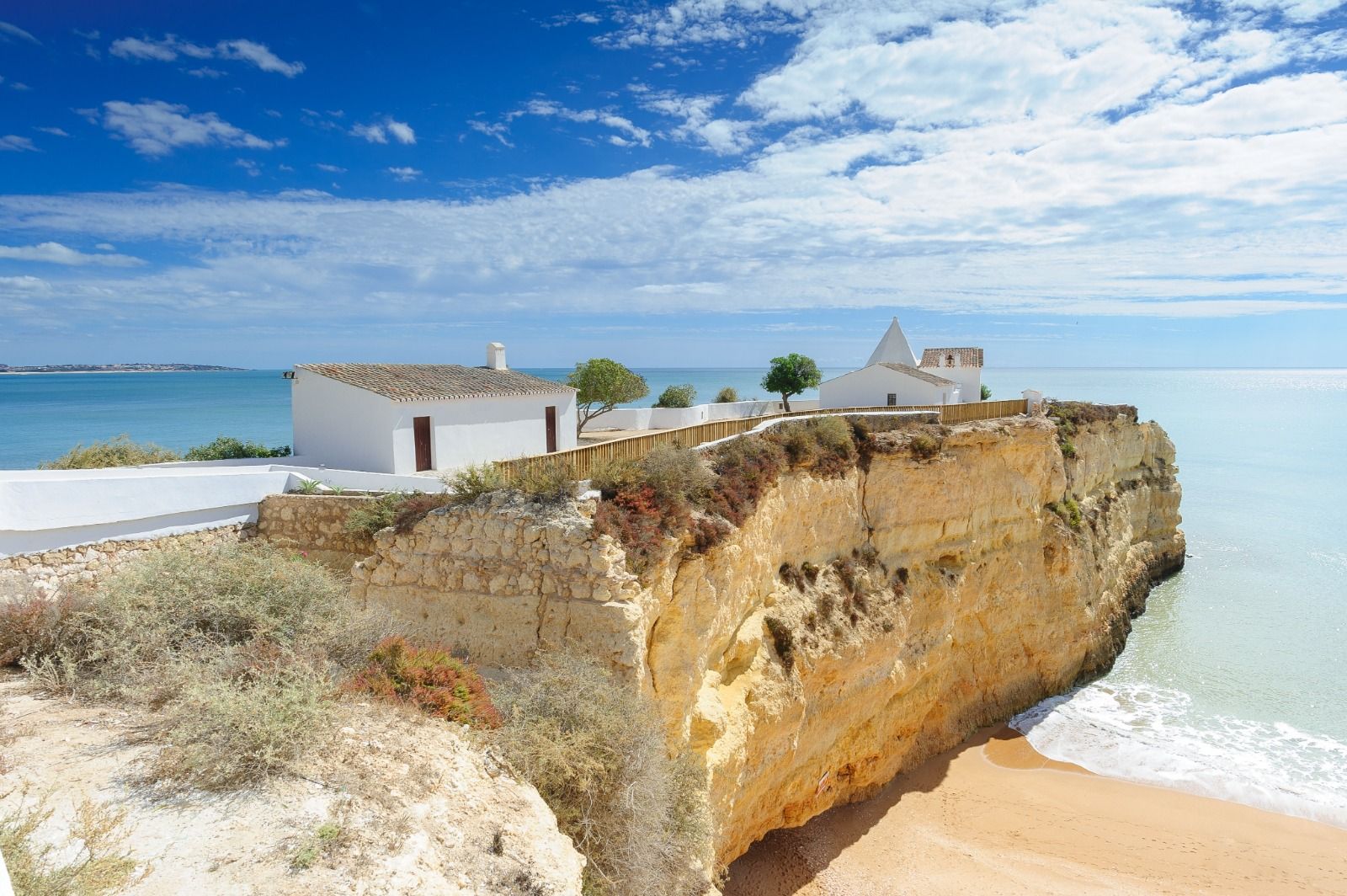 La playa y la ermita de Senhora da Rocha