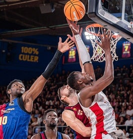 Ndiaye busca la canasta en el último encuentro de Euroliga disputado por el Baskonia frente al Barcelona.