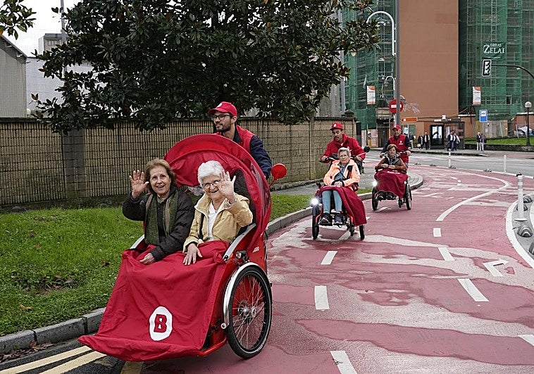 Varias usuarias disfrutan de un paseo en bicicleta por Zorroza.