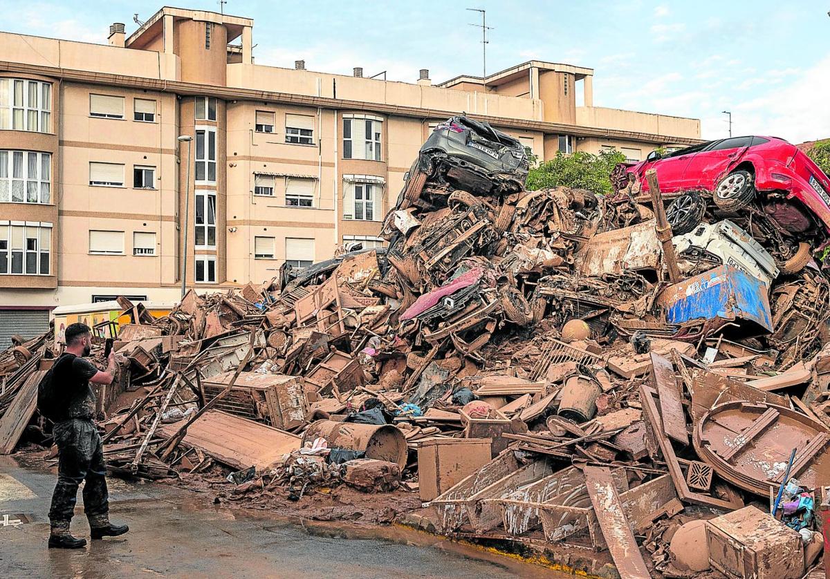 Destrucción. Las calles siguen jalonadas de montañas de basura recubierta de lodo. En la imagen, Alfafar este sábado.