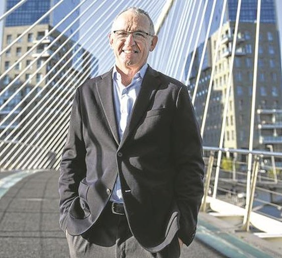 José Galíndez posa en el puente Zubizuri, cerca de la sede de la Fundación Novia Salcedo.