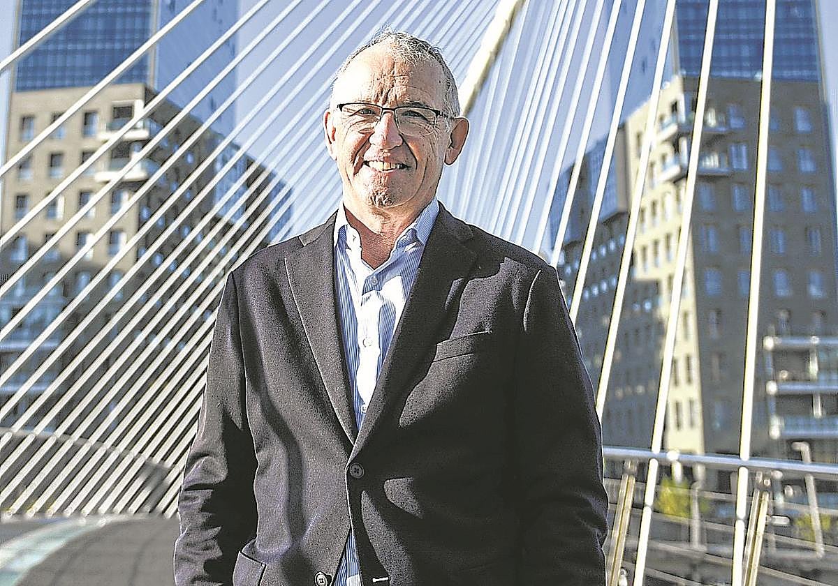 José Galíndez posa en el puente Zubizuri, cerca de la sede de la Fundación Novia Salcedo.