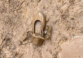 Marcas de moda y tiendas de Valencia en las que comprar para ayudar tras la DANA. En la imagen, una de las bailarinas de Topise después de la riada.