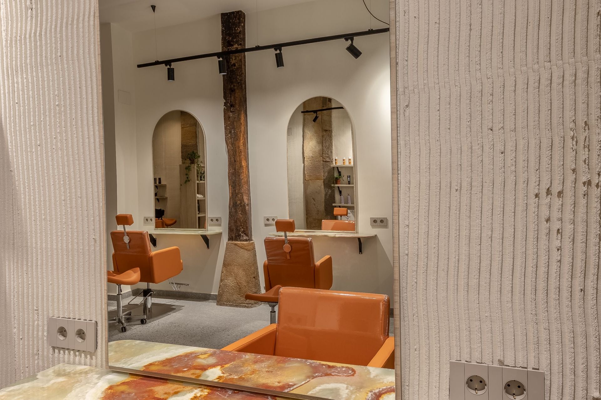 Bruna, la chica de rizos que ha abierto una peluquería especializada en el método curly en Bilbao