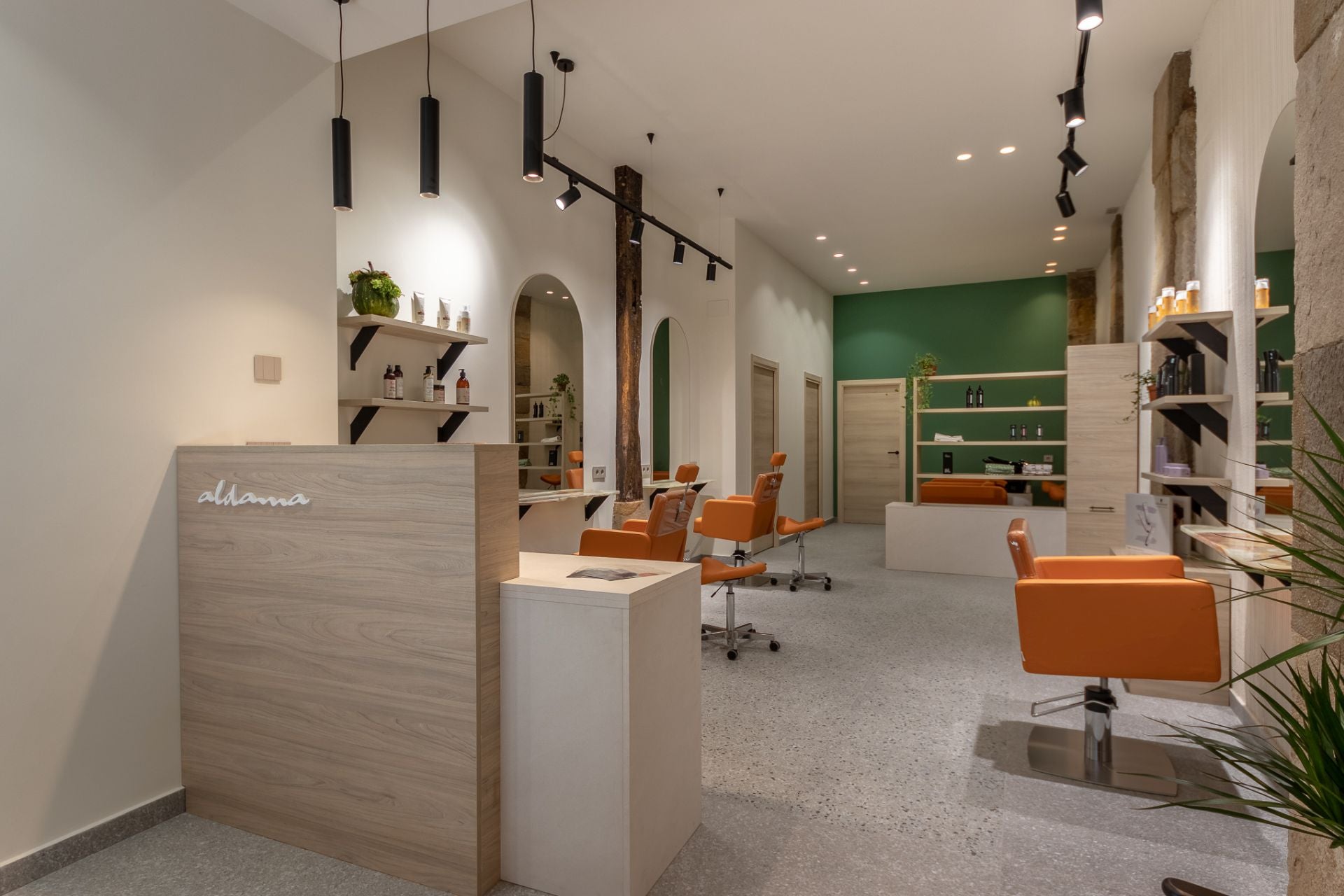 Bruna, la chica de rizos que ha abierto una peluquería especializada en el método curly en Bilbao