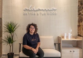 Bruna, la chica de rizos que ha abierto una peluquería especializada en el método curly en Bilbao.