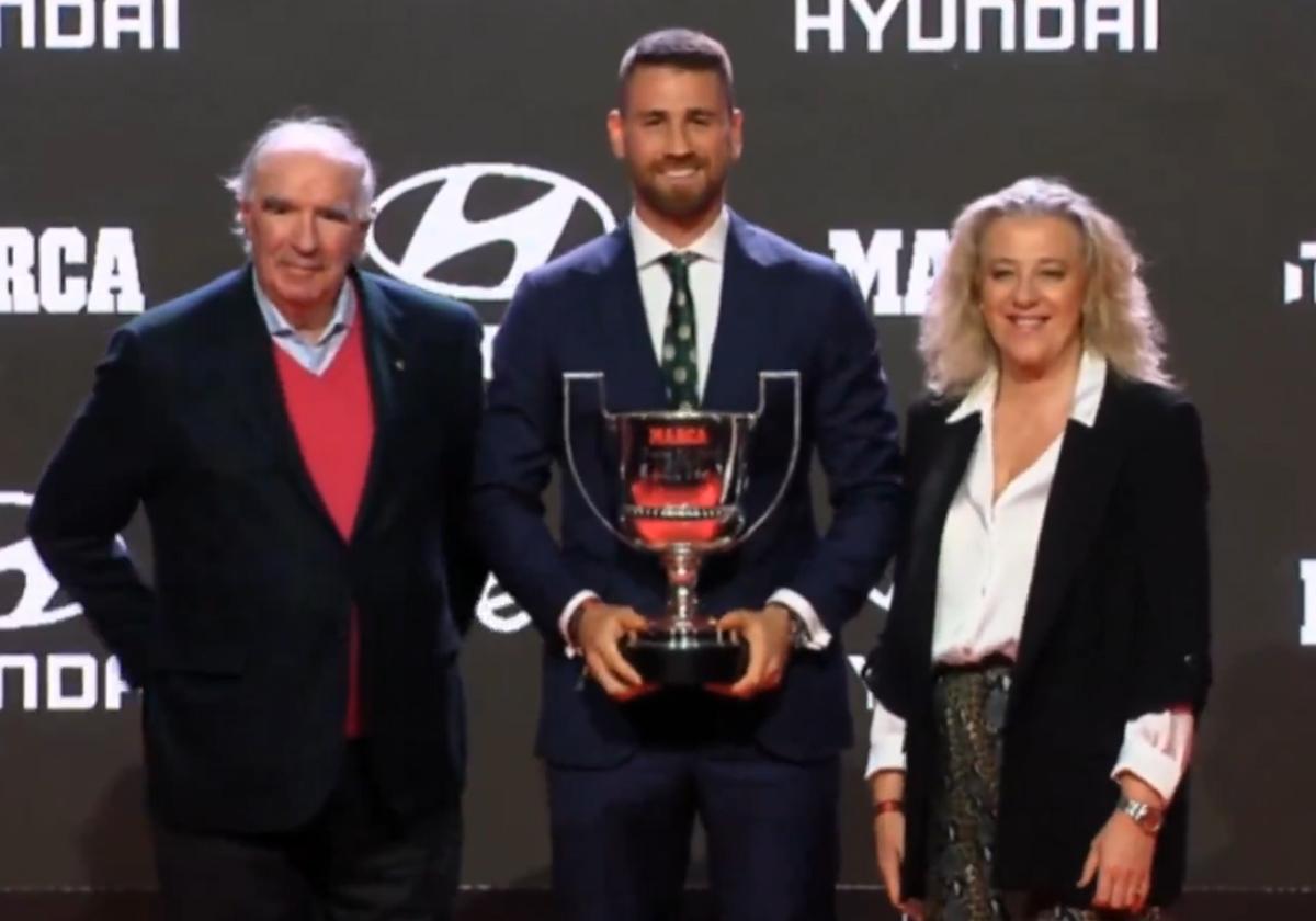 Unai Simón ha recibido el trofeo 'Zamora' de manos de José Ángel Iribar.